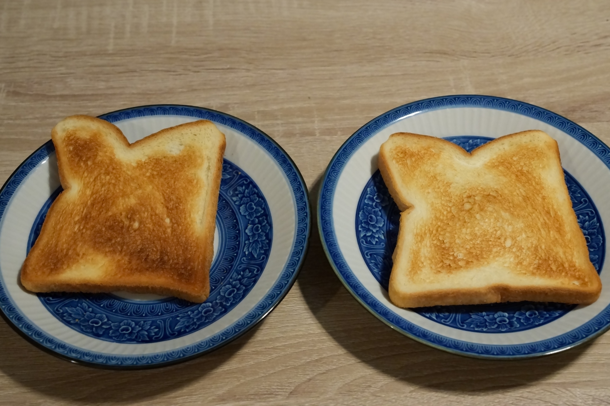 左が旧トースターで焼いたパン、右が新トースターで焼いたパン