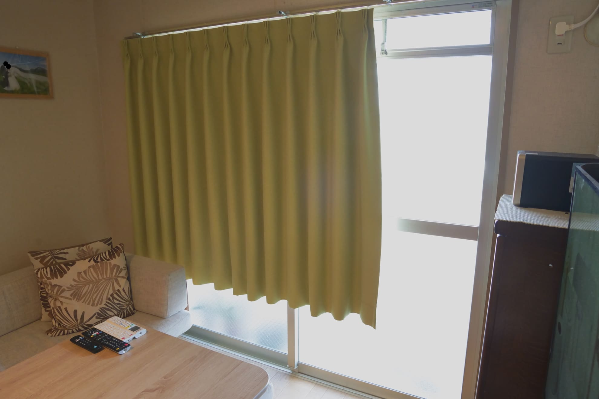 丈・幅とも窓の大きさにあっていないカーテン