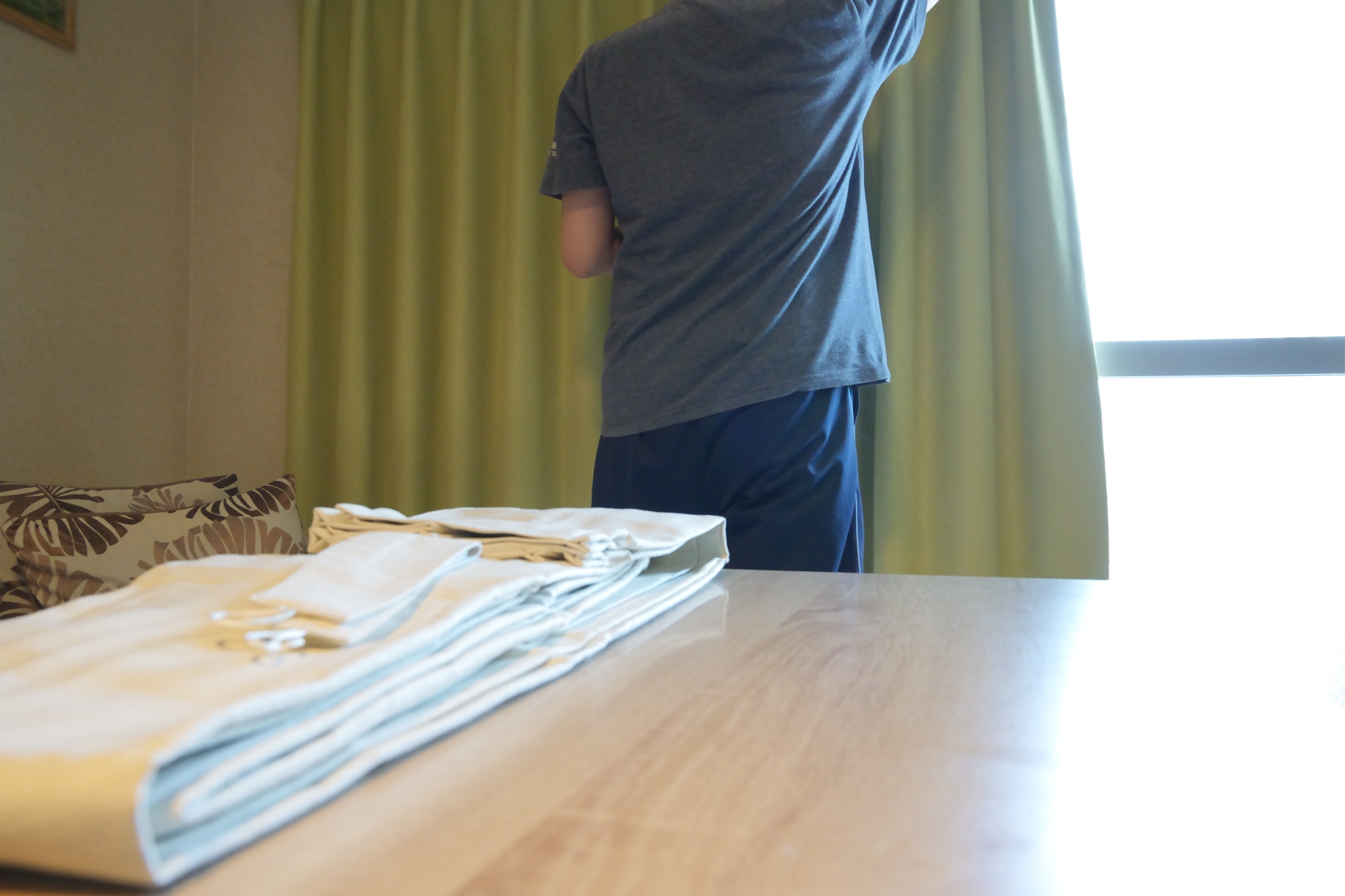 カーテンを取り換え中の豆木