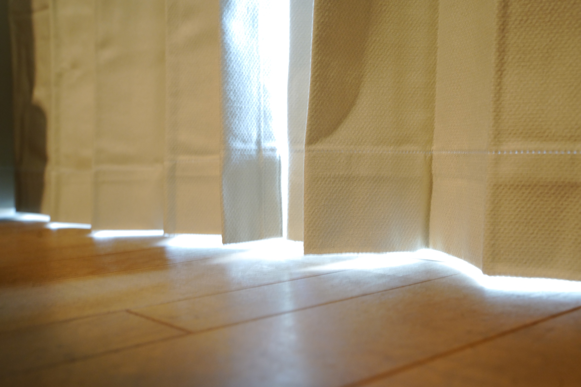 ちゃんと下から光が入ってこないカーテン