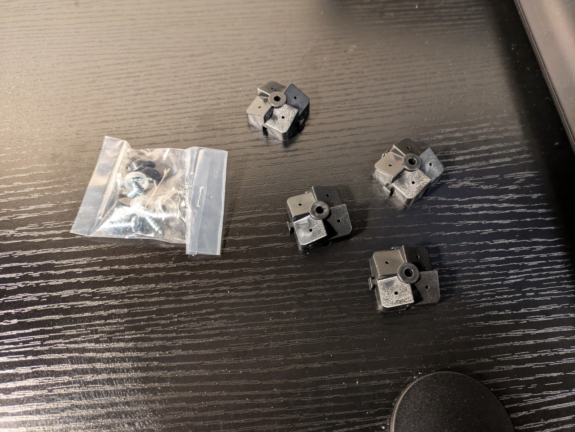 留め具の本体以外に、石膏釘、透明ワッシャー、キャップ、ビスなどが入っている