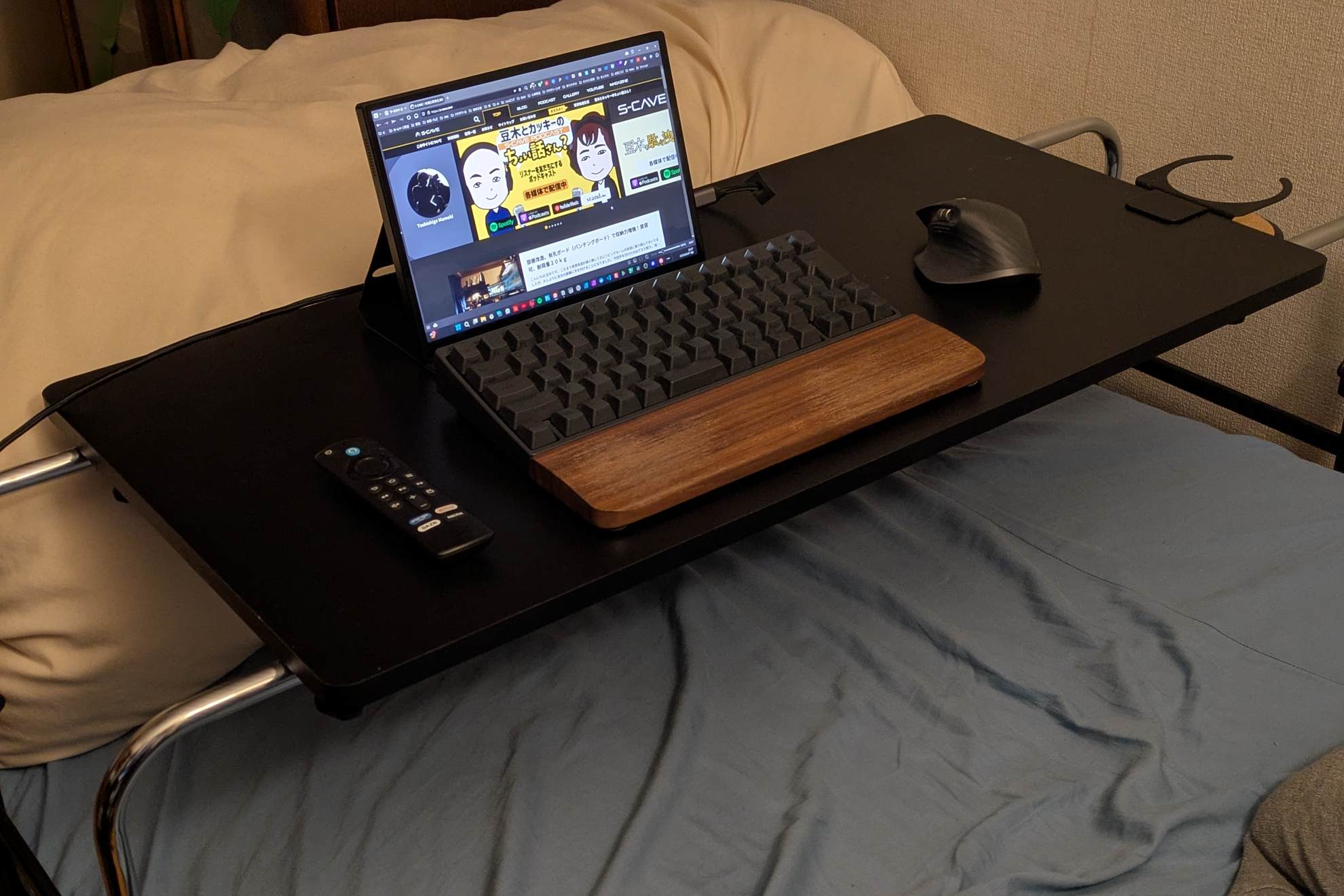 モバイルモニター、キーボード、マウスをベッドの上にもってきたミニマムセットアップ