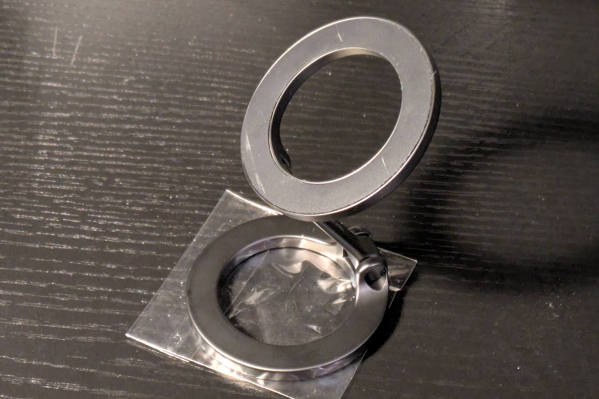 ステンレス板に貼り付けるマジェットスタンド