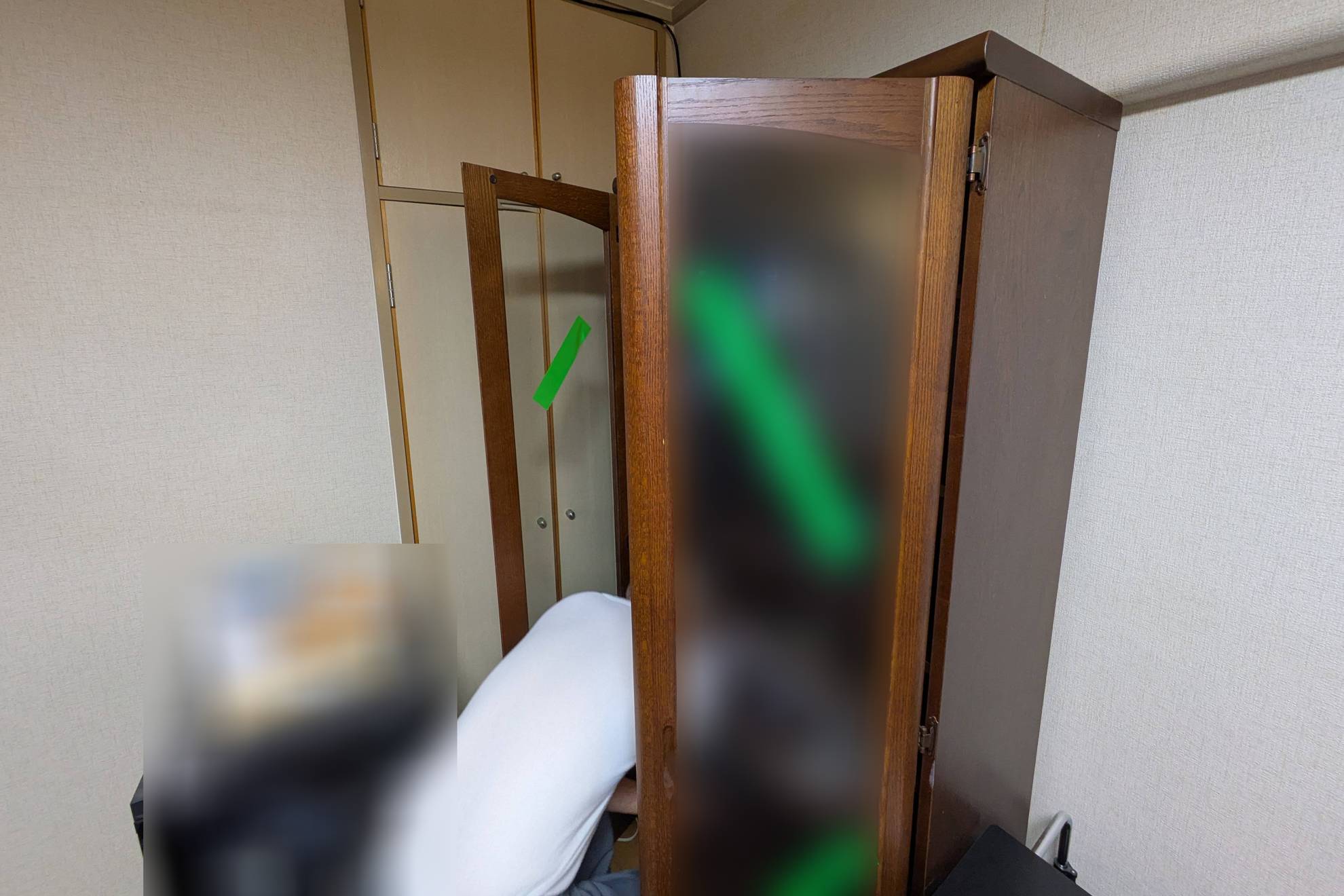 重たい本棚…個人情報の関係で一部モザイク