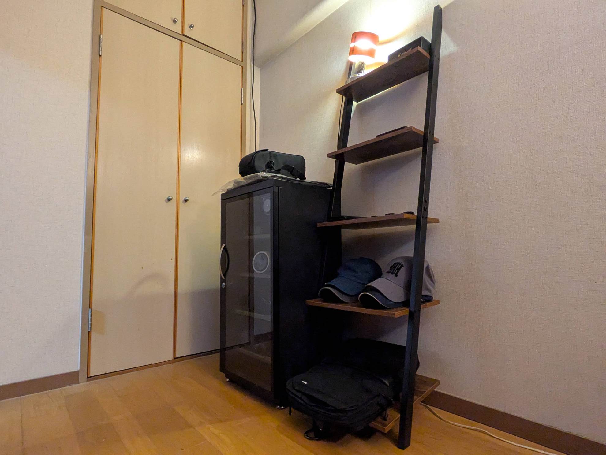 オープンシェルフを設置するとかなりスッキリした印象