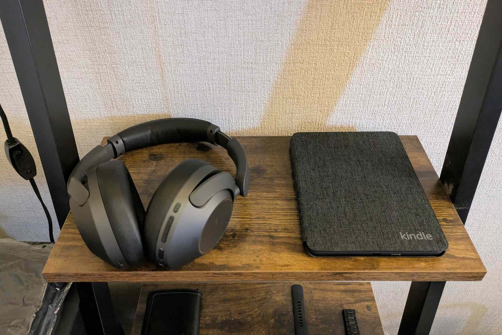 オープンシェルフにメイン本棚のKindle端末