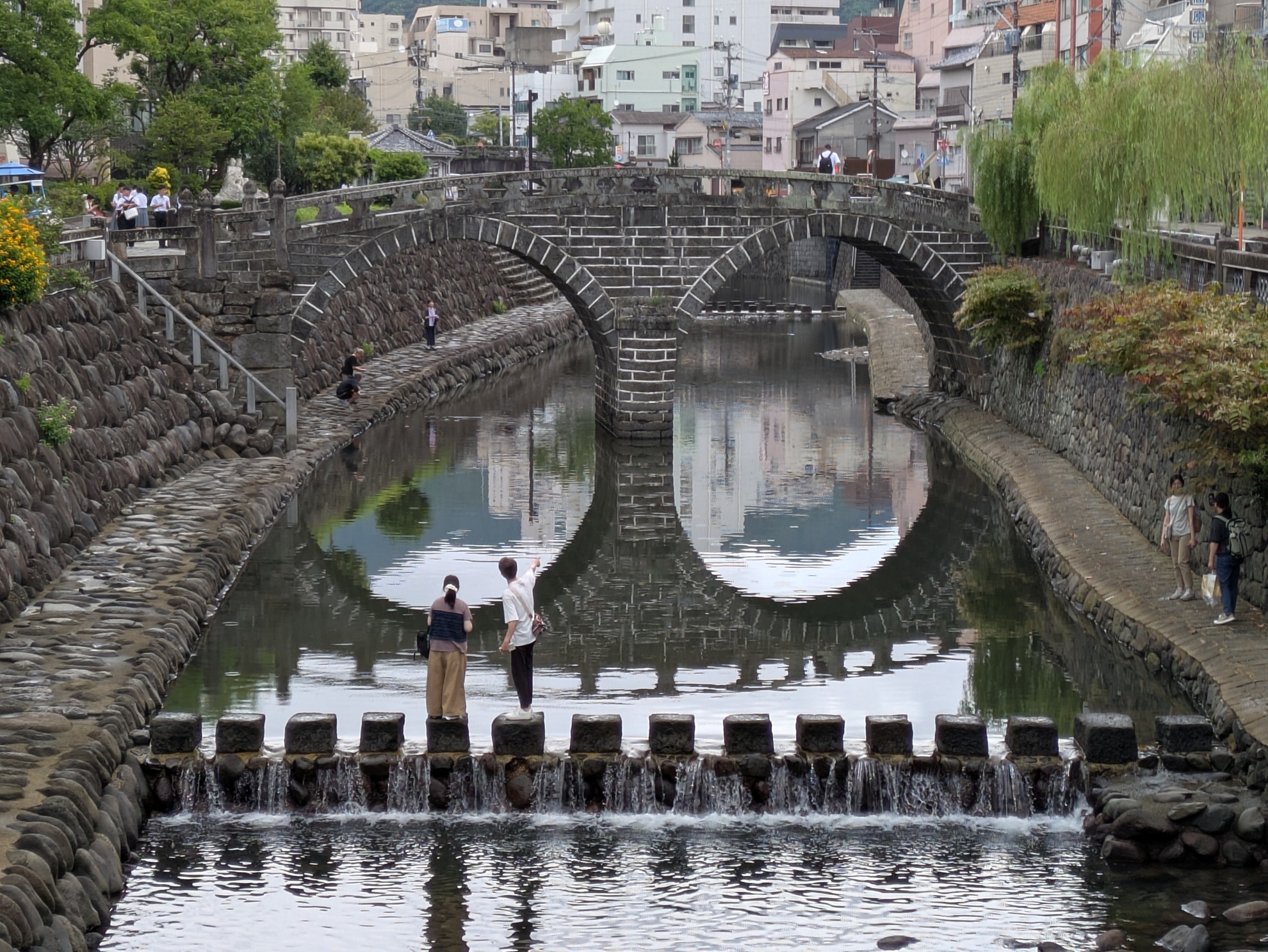 眼鏡橋の名の通り、橋が川の水面に反射すると「メガネ」にみえる