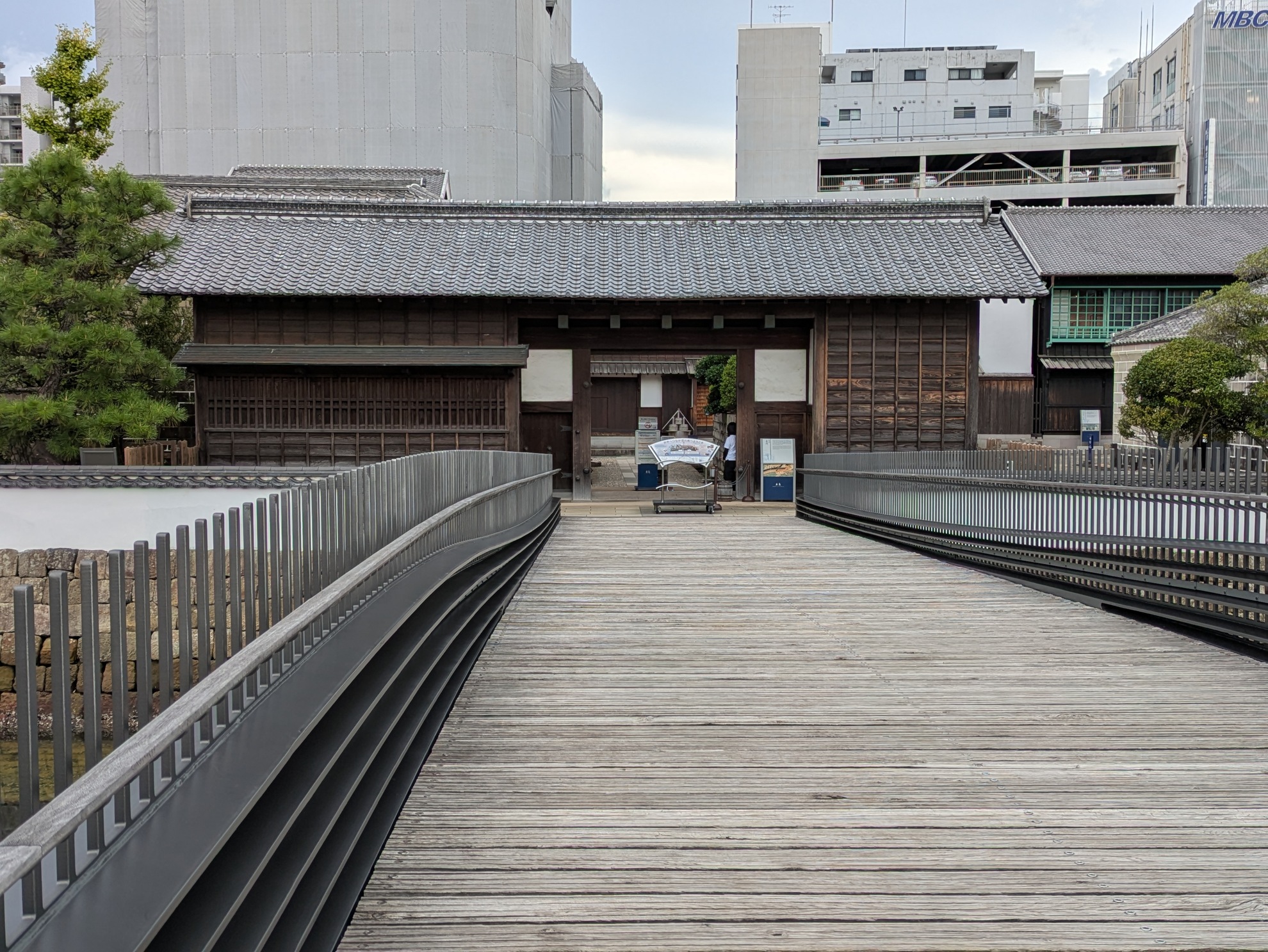 埋立地の出島と対岸をつなぐ「出島表門橋」から見た出島表門 