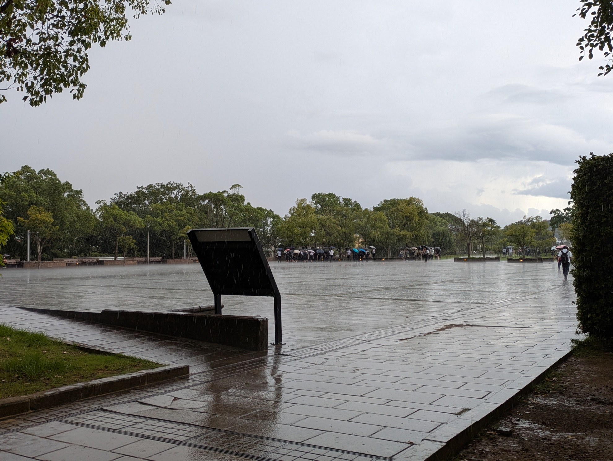 急な雨で人がいなくなった平和公園の広場