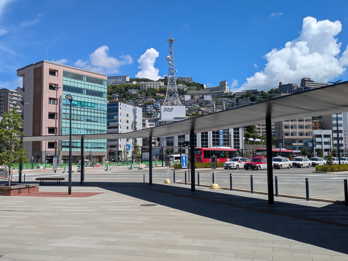 駅から出てすぐ山の斜面に住宅街がビッシリ広がる光景をみることができる