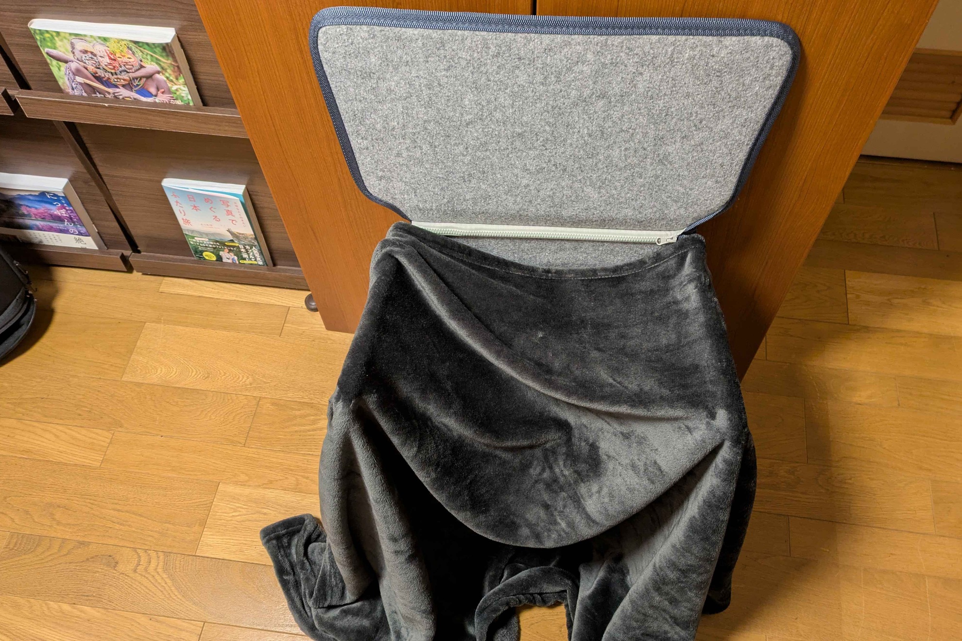 ブランケットはパネルヒーターの上部をあけて置き