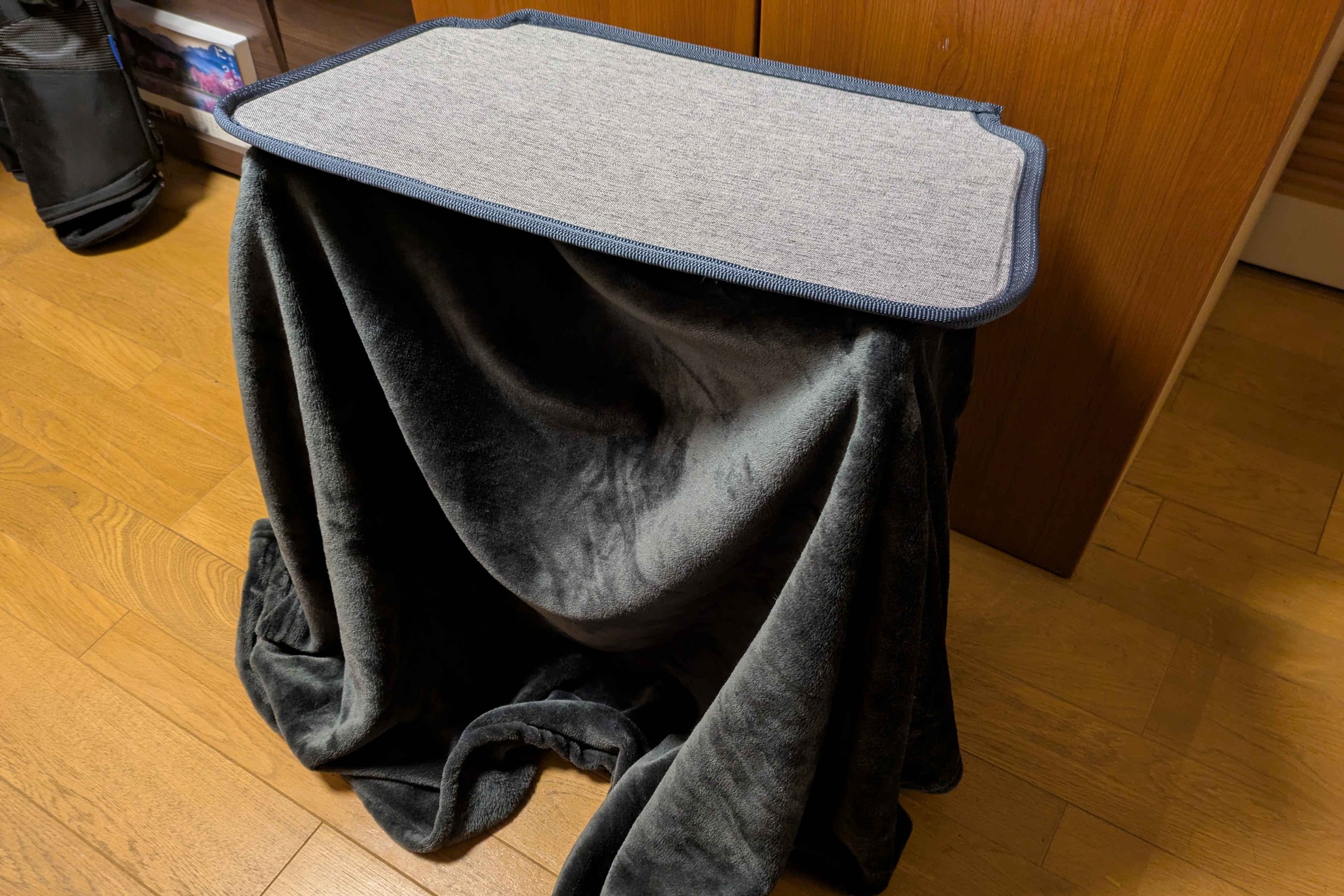 パネルヒーターの上部を閉めるともうコタツ