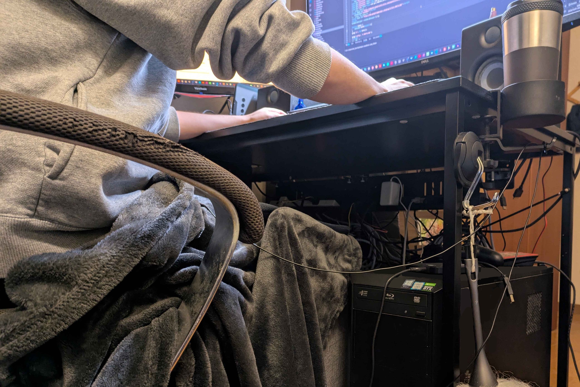 ヒーターを机の下に置いて作業中