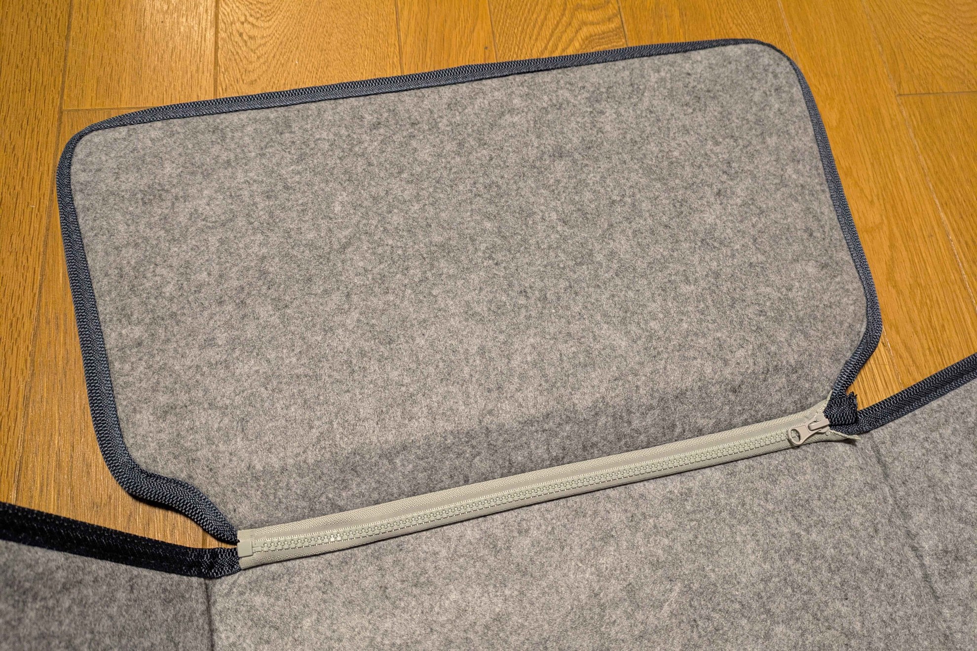 上部は着脱式のファスナーが付いている